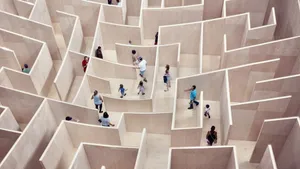 The labyrinth of the lie